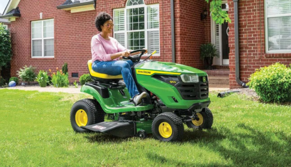 John Deere S100 — Lawn Tractor - Image 2